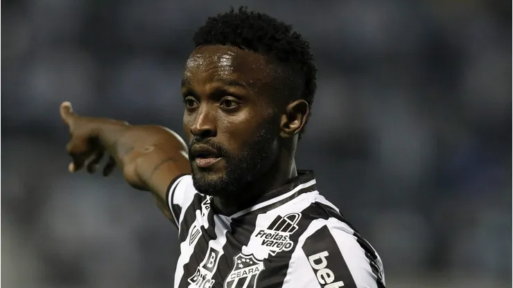 Stiven Mendoza encaminha acerto com novo clube. (Photo by Ricardo Moreira/Getty Images)