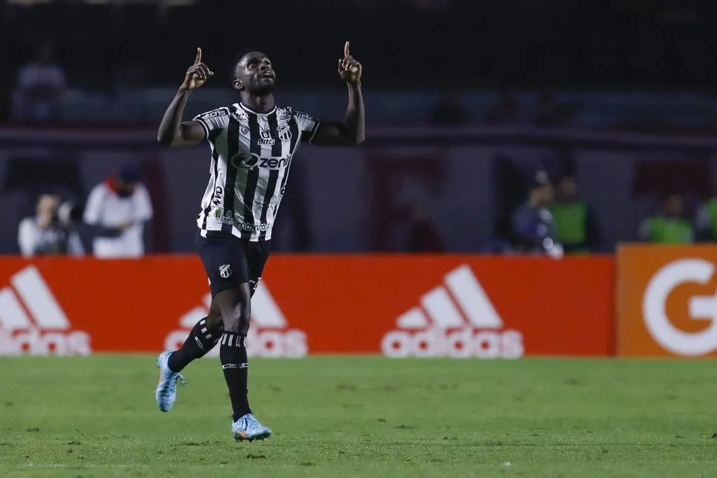 Stiven Mendoza celebra gol pelo Ceará. (Photo by Ricardo Moreira/Getty Images)