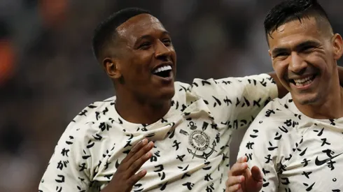 Rival do Corinthians encaminha a contratação do zagueiro Robert Renan (Photo by Ricardo Moreira/Getty Images)