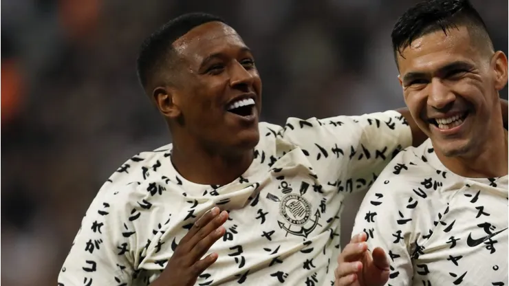 Rival do Corinthians encaminha a contratação do zagueiro Robert Renan (Photo by Ricardo Moreira/Getty Images)