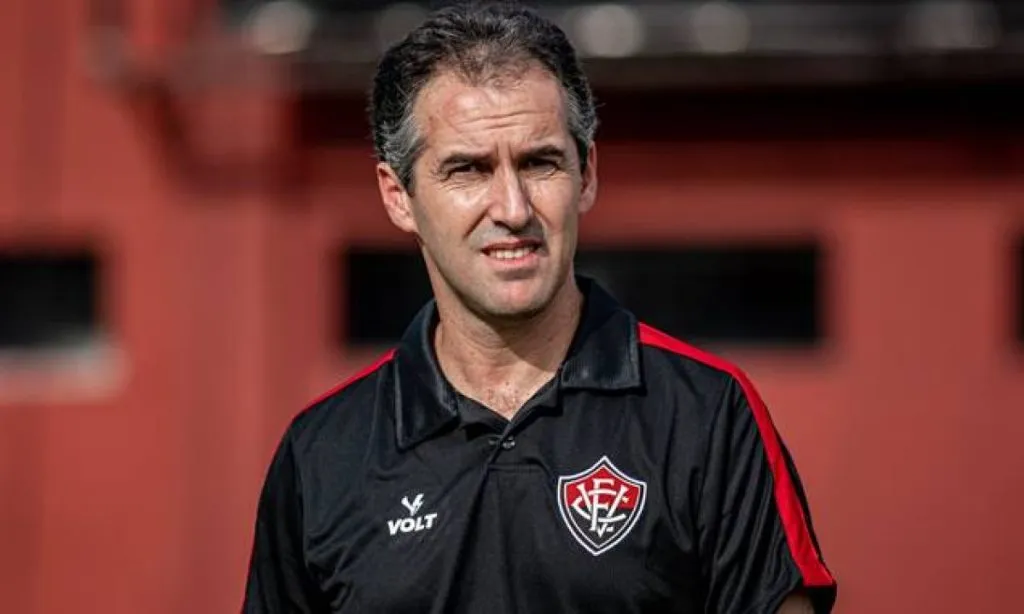 Léo Condé: técnico elogiou o meia-atacante (Foto: Pietro Carpi/EC Vitória/Divulgação)
