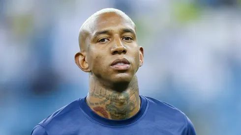 Talisca torce para o Corinthians. (Photo by Yasser Bakhsh/Getty Images)