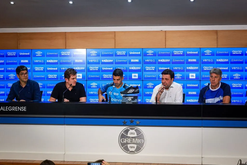 Despedida de Suárez ao lado de Renato Portaluppi. Foto: Maxi Franzoi/AGIF