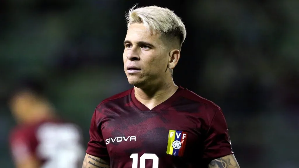 Soteldo é oferecido e pode deixar o Santos rumo ao Rio Grande do Sul (Photo by Edilzon Gamez/Getty Images)