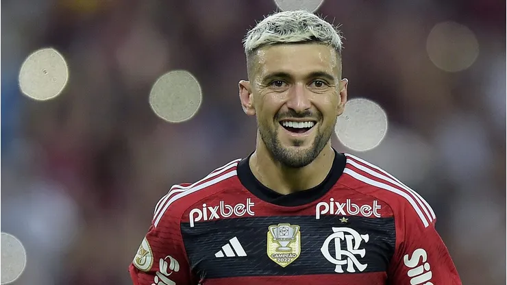 Arrascaeta jogando pelo Flamengo. (Photo by Alexandre Loureiro/Getty Images)