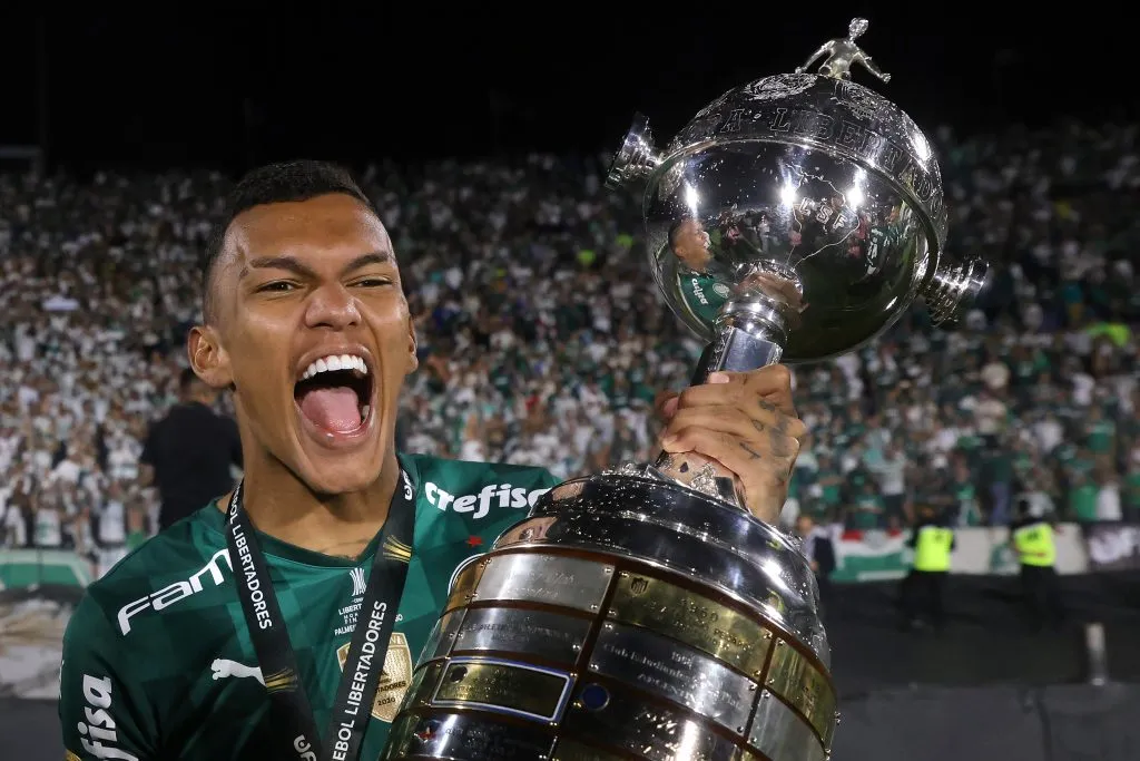 MONTEVIDÉU, URUGUAI – 27 DE NOVEMBRO: Gabriel Veron, do Palmeiras, comemora com o troféu da Copa CONMEBOL Libertadores após a partida final da Copa CONMEBOL Libertadores 2021 entre Palmeiras e Flamengo, no Estádio Centenário, em 27 de novembro de 2021, em Montevidéu, no Uruguai. O Palmeiras derrotou o Flamengo por 2 a 1 na prorrogação. (Foto: Buda Mendes/Getty Images)