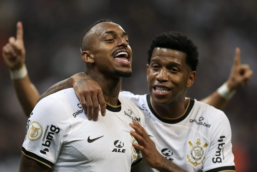 SÃO PAULO, SP (FOLHAPRESS) – 20 DE JULHO: Raul Gustavo (L), do Corinthians, comemora com o companheiro após marcar o terceiro gol de sua equipe durante partida entre Corinthians e Coritiba pela Série A 2022, na Arena Neo Química, no dia 20 de julho de 2022, em São Paulo. (Foto: Alexandre Schneider/Getty Images)