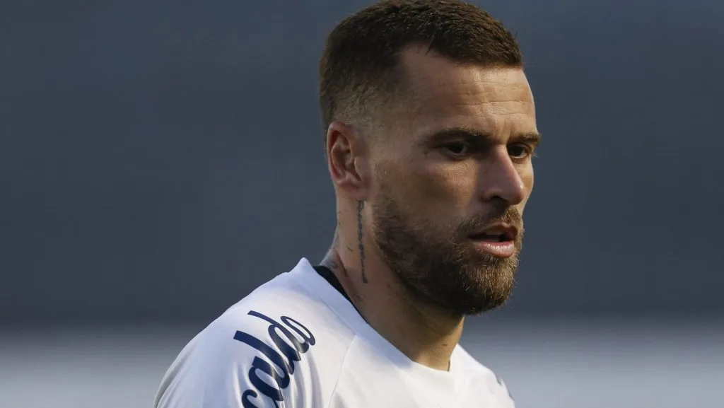 Lucas Lima é alvo do Cruzeiro. (Photo by Ricardo Moreira/Getty Images)