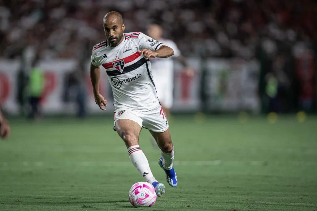 GO – GOIANIA – 18/10/2023 – BRASILEIRO A 2023, GOIAS X SAO PAULO – Lucas Moura jogador do Sao Paulo durante partida contra o Goias no estadio Serrinha pelo campeonato Brasileiro A 2023. Foto: Heber Gomes/AGIF