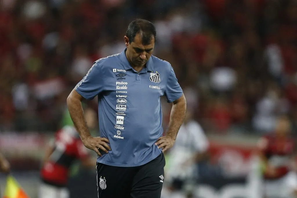 RIO DE JANEIRO, BRASIL – 06 DE DEZEMBRO: Fabio Carille, técnico do Santos, reage durante partida entre Flamengo e Santos pelo jogo do Brasileirão 2021, no Maracanã, no dia 6 de dezembro de 2021, no Rio de Janeiro. (Foto: Wagner Meier/Getty Images)