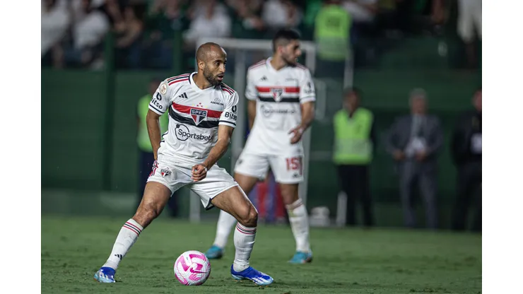 GO - GOIANIA - 18/10/2023 - BRASILEIRO A 2023, GOIAS X SAO PAULO - Lucas Moura jogador do Sao Paulo durante partida contra o Goias no estadio Serrinha pelo campeonato Brasileiro A 2023. Foto: Isabela Azine/AGIF