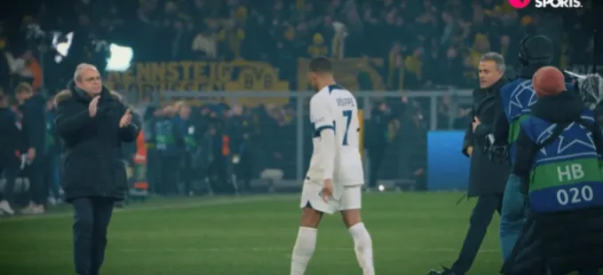 Mbappé sai com cara de poucos amigos e troca poucas palavras com o treinador Luis Henrique | Foto: Reprodução/TNT Sports