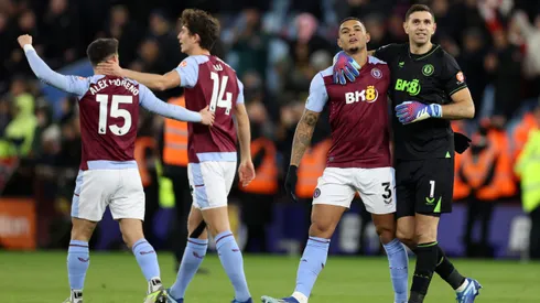 Emiliano Martínez e Diego Carlos celebram vitória do Aston Villa no Villa Park (Foto: Catherine Ivill/Getty Images)