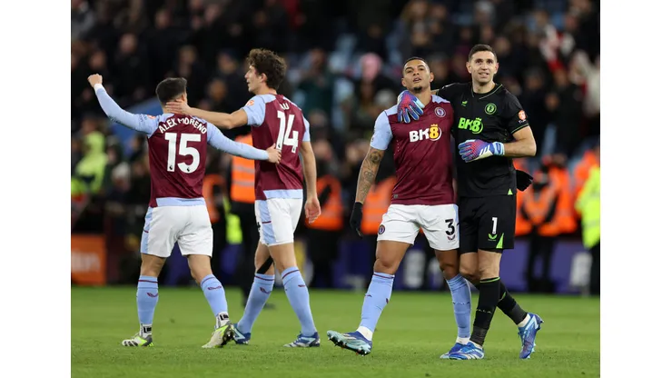 Emiliano Martínez e Diego Carlos celebram vitória do Aston Villa no Villa Park (Foto: Catherine Ivill/Getty Images)