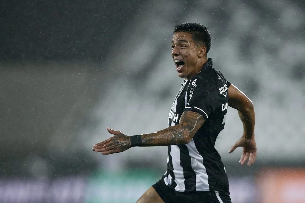 RIO DE JANEIRO, BRASIL – 02 DE JULHO: Carlos Alberto, do Botafogo, comemora após marcar o segundo gol da equipe durante a partida entre Botafogo e Vasco da Gama, no jogo da Série A 2023 do Brasil, no Estádio Olímpico Nilton Santos, em 2 de julho de 2023, no Rio de Janeiro. (Foto: Wagner Meier/Getty Images)