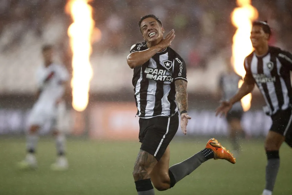 RIO DE JANEIRO, BRASIL – 02 DE JULHO: Carlos Alberto, do Botafogo, comemora após marcar o segundo gol da equipe durante a partida entre Botafogo e Vasco da Gama, no jogo da Série A 2023 do Brasil, no Estádio Olímpico Nilton Santos, em 2 de julho de 2023, no Rio de Janeiro. (Foto: Wagner Meier/Getty Images)