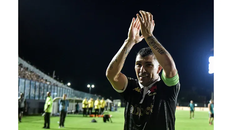 RJ - RIO DE JANEIRO - 06/11/2023 - BRASILEIRO A 2023, VASCO X BOTAFOGO - Medel jogador do Vasco comemora vitoria ao final da partida contra o Botafogo no estadio Sao Januario pelo campeonato Brasileiro A 2023. Foto: Thiago Ribeiro/AGIF