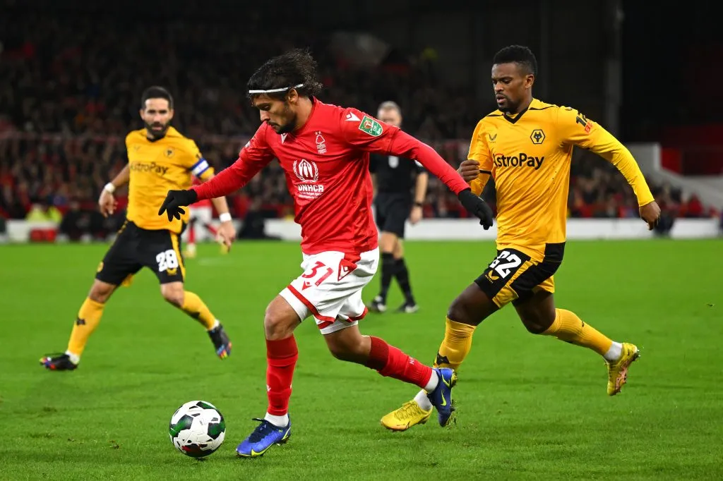 Gustavo Scarpa em partida contra o Wolverhampton. (Photo by Clive Mason/Getty Images)