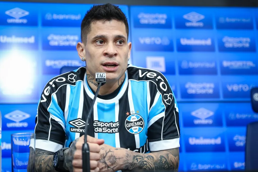RS – FUTEBOL/APRESENTACAO GREMIO  – ESPORTES – Vice-presidente de futebol Antonio Brum, apresenta o atacante Iturbe como novo reforço do Gremio para a temporada 2023. FOTO: LUCAS UEBEL/GREMIO FBPA