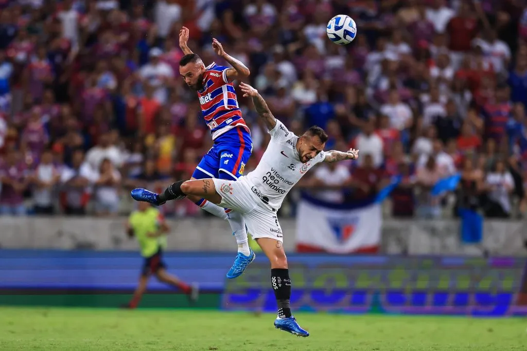 FORTALEZA, Brasil – 03 DE OUTUBRO: Guilherme Augusto, do Fortaleza, luta pela posse de bola com Maycon, do Corinthians, durante o jogo de volta da semifinal da Copa Sul-Americana 2023, entre Fortaleza e Corinthians, no Estádio Castelão, em 03 de outubro de 2023, em Fortaleza. (Foto: Buda Mendes/Getty Images)