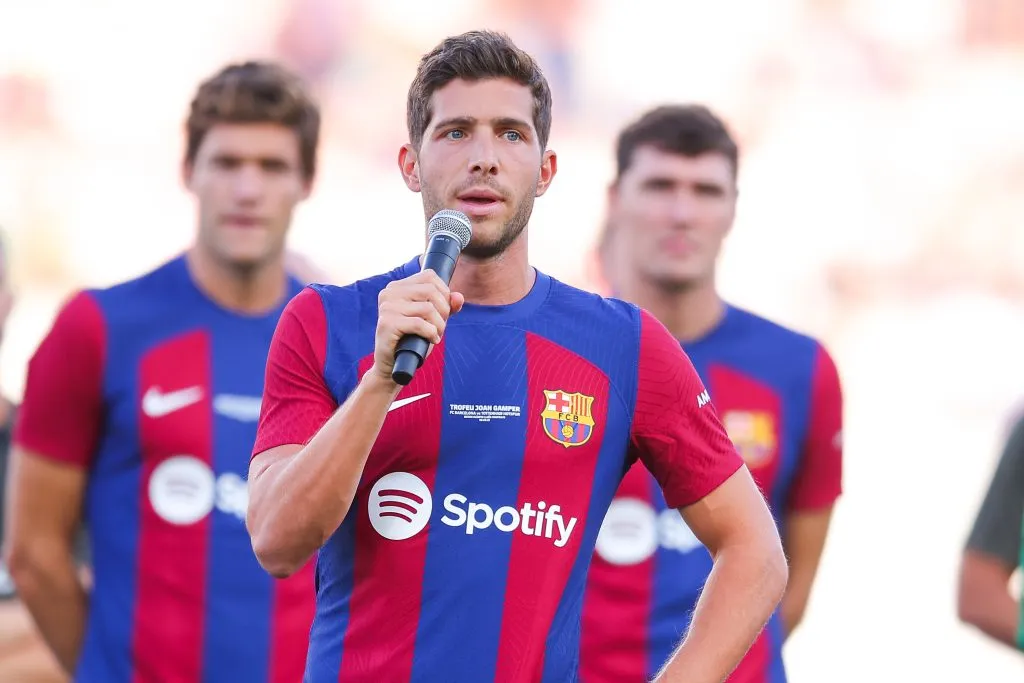 BARCELONA, ESPANHA – AGOSTO 08: Sergi Roberto do FC Barcelona fala aos torcedores antes da partida do Troféu Joan Gamper entre FC Barcelona e Tottenham Hotspur no Estadi Olimpic Lluis Companys em 08 de agosto de 2023 em Barcelona, Espanha. (Foto: Eric Alonso/Getty Images)