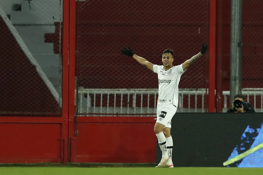 Kaio Jorge é cria do Santos. (Photo by Gustavo Ortiz - Pool/Getty Images)