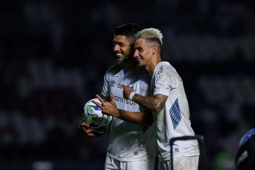 Ferreirinha ao lado de Suárez. (Photo by Lucas Figueiredo/Getty Images)