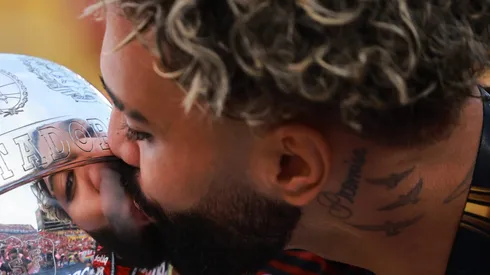 Gabigol beija a taça da Libertadores. Foto: Hector Vivas/Getty Images