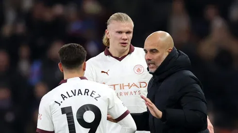 Julian Alvarez, Erling Haaland e Pep Guardiola. Foto: Catherine Ivill/Getty Images