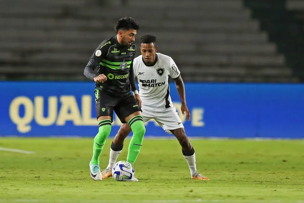 CURITIBA, 29 DE NOVEMBRO: Marcelino Moreno, do Coritiba, briga pela bola com Tchê Tchê, do Botafogo, durante partida entre Coritiba e Botafogo, no Estádio Couto Pereira, em 29 de novembro de 2023, em Curitiba. (Foto: Heuler Andrey/Getty Images)