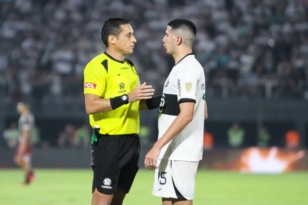 ASSUNÇÃO, Paraguai – 31 de agosto: Mateo Gamarra, do Olimpia, conversa com o árbitro Jesús Valenzuela durante o jogo de volta das quartas de final da Copa CONMEBOL Libertadores 2023 entre Olimpia e Fluminense, no Estádio Defensores del Chaco, em 31 de agosto de 2023, em Assunção, no Paraguai. (Foto: Christian Alvarenga/Getty Images)