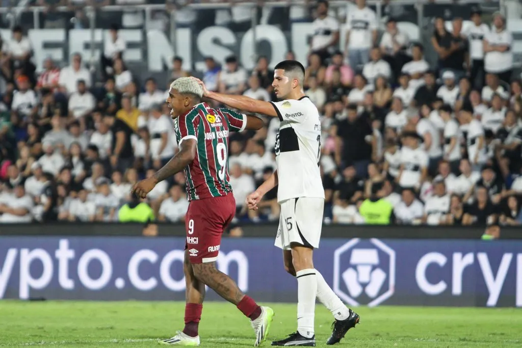 ASSUNÇÃO, Paraguai – 31 de agosto: John Keneddy, do Fluminense, e Mateo Gamarra, do Olimpia, discutem durante o jogo de volta das quartas de final da Copa CONMEBOL Libertadores 2023 entre Olimpia e Fluminense, no Estádio Defensores del Chaco, em 31 de agosto de 2023, em Assunção, no Paraguai. (Foto: Christian Alvarenga/Getty Images)