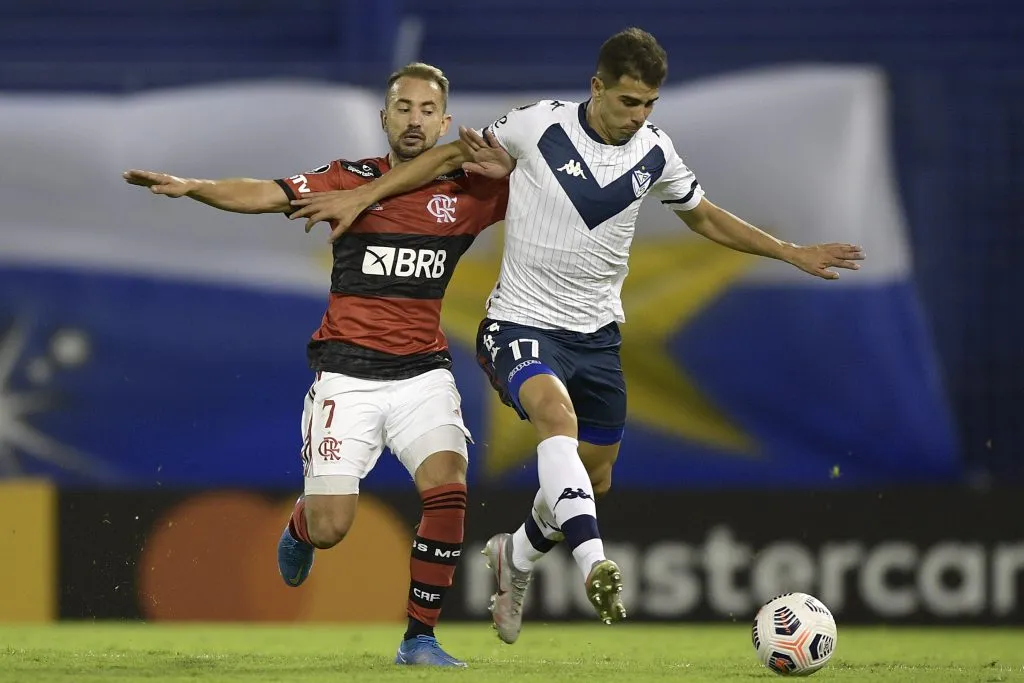 BUENOS AIRES, ARGENTINA – 20 DE ABRIL: Everton Ribeiro, do Flamengo, disputa a bola com Lautaro Gianetti, do Vélez, durante partida entre Vélez Sarsfield e Flamengo, como parte do Grupo G da Copa Conmebol Libertadores 2021, no Estádio José Amalfitani, em 20 de abril de 2021, em Buenos Aires, na Argentina. (Foto: Juan Mabromata – Pool/Getty Images)