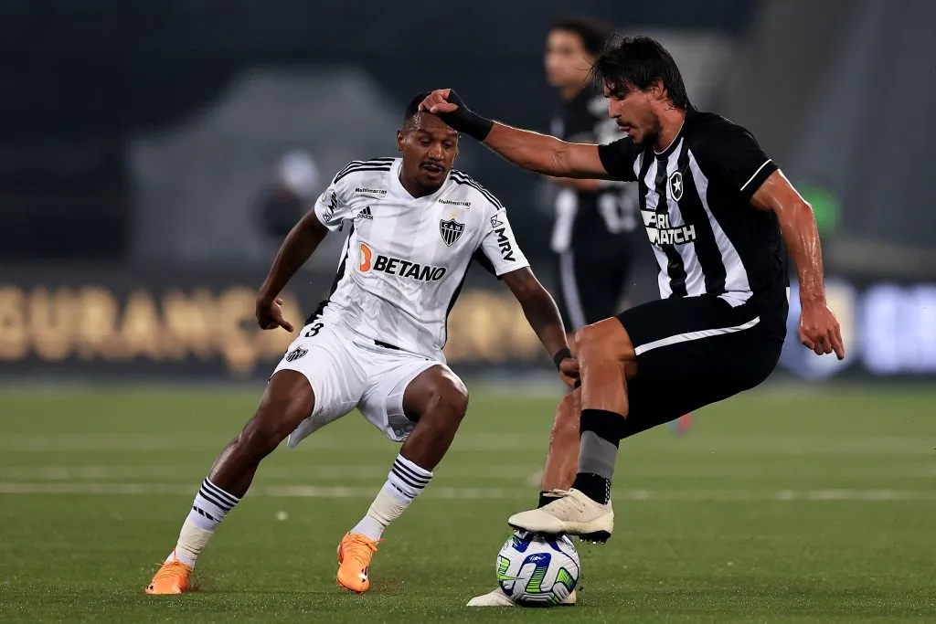 Gabriel Pires em partida contra o Atlético Mineiro. (Photo by Buda Mendes/Getty Images)