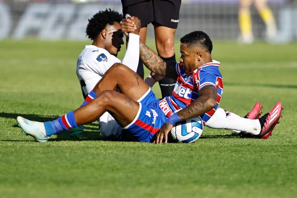 Marinho pelo Fortaleza contra a LDU. (Photo by Ernesto Ryan/Getty Images)