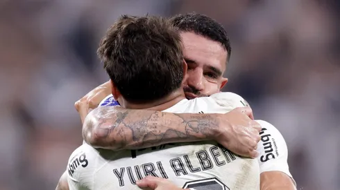 Renato Augusto e Yuri Alberto se abraçam no Corinthians. Foto: Alexandre Schneider/Getty Images
