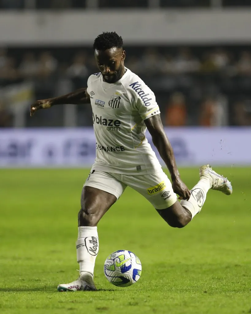 Família pede Mendoza para ir embora depois de carro incendiado. Foto: Ricardo Moreira/Getty Images