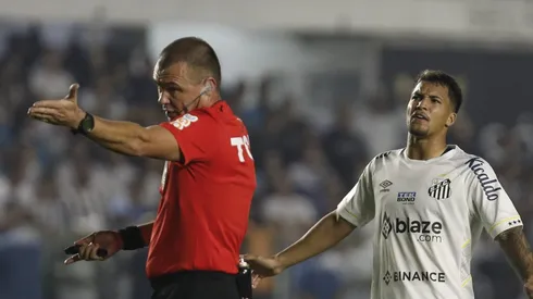 Marcos Leonardo reclama com Vuaden. Foto: Ricardo Moreira/Getty Images