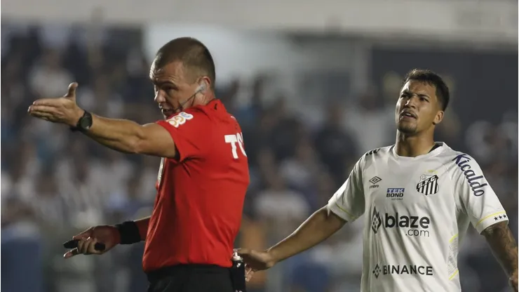 Marcos Leonardo reclama com Vuaden. Foto: Ricardo Moreira/Getty Images