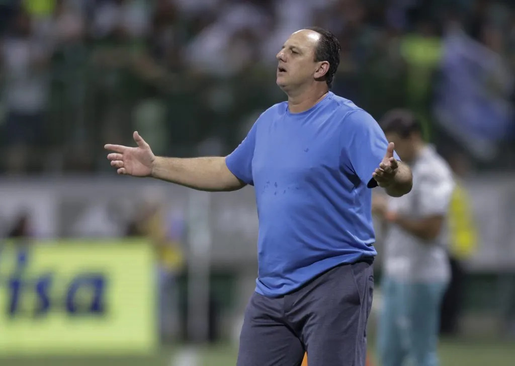 Rogério Ceni gesticula com os jogadores no campo. Foto: Alexandre Schneider/Getty Images