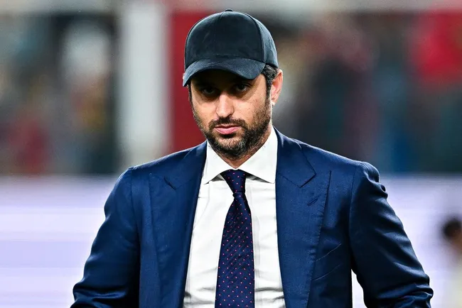 GÉNOVA, ITÁLIA – SETEMBRO 28: Josh Wander, coproprietário do Genoa, olha antes do pontapé de saída na Serie A TIM jogo entre Genoa CFC e AS Roma no Stadio Luigi Ferraris em 28 de setembro de 2023 em Génova, Itália. (Foto: Simone Arveda/Getty Images)