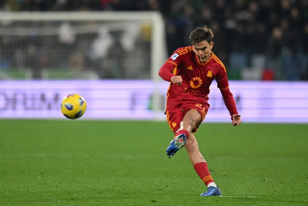 Dybala arrisca chute pela Roma, contra o Sassuolo