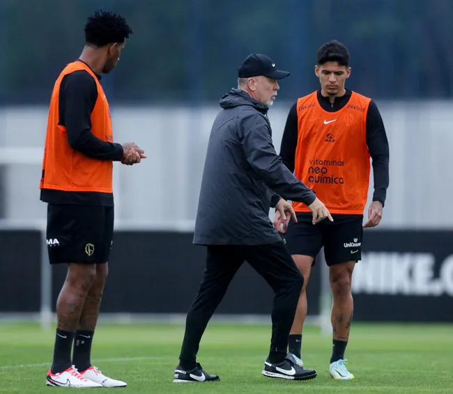 Mano Menezes, Gil e Caetano | Foto: Rodrigo Coca/Agência Corinthians