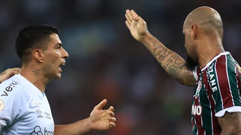 Felipe Melo fica maluco e enforca Suárez no Grêmio x Fluminense (Photo by Buda Mendes/Getty Images)