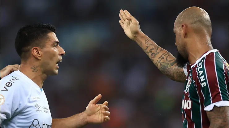 Felipe Melo fica maluco e enforca Suárez no Grêmio x Fluminense (Photo by Buda Mendes/Getty Images)
