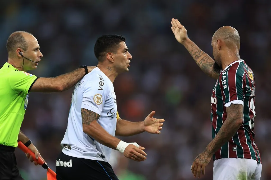 Luis Suárez contra Felipe Melo. (Photo by Buda Mendes/Getty Images)