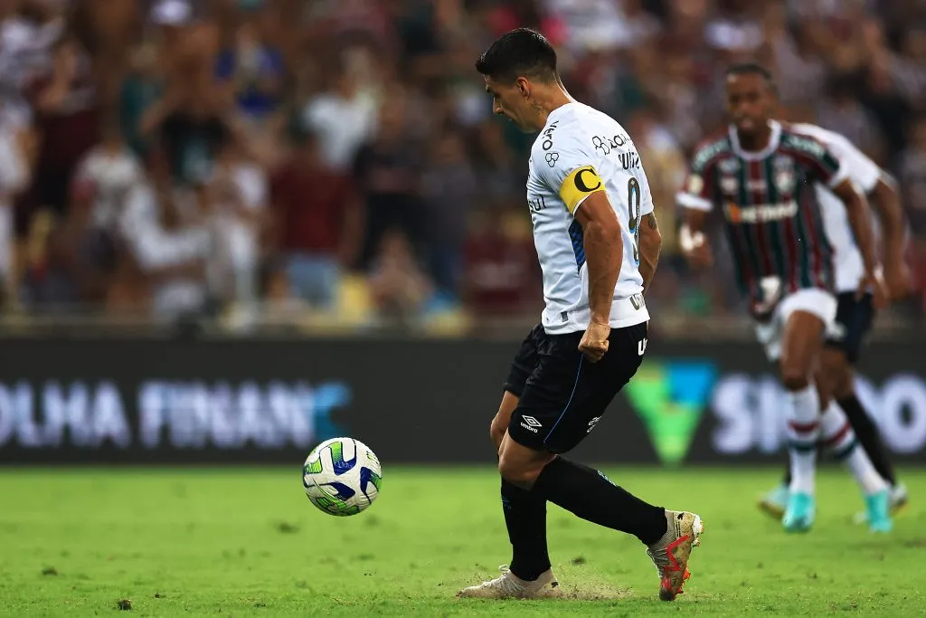 Luis Suárez cobrando pênalti durante o jogo. (Photo by Buda Mendes/Getty Images)
