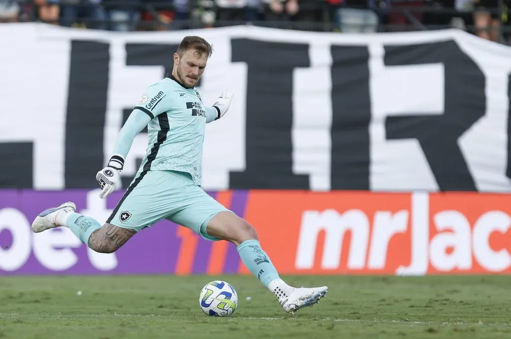 Lucas Perri em ação pelo Botafogo. (Photo by Ricardo Moreira/Getty Images)