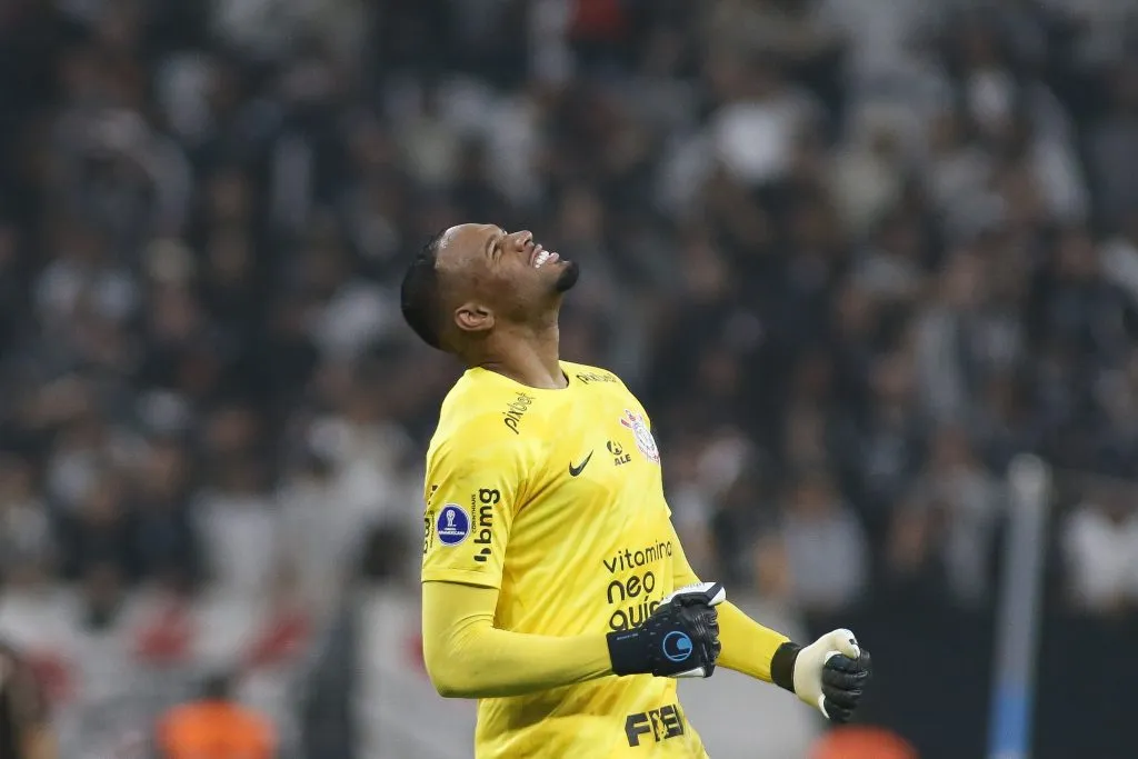 Goleiro em campo na partida diante do Universitario (Photo by Miguel Schincariol/Getty Images)
