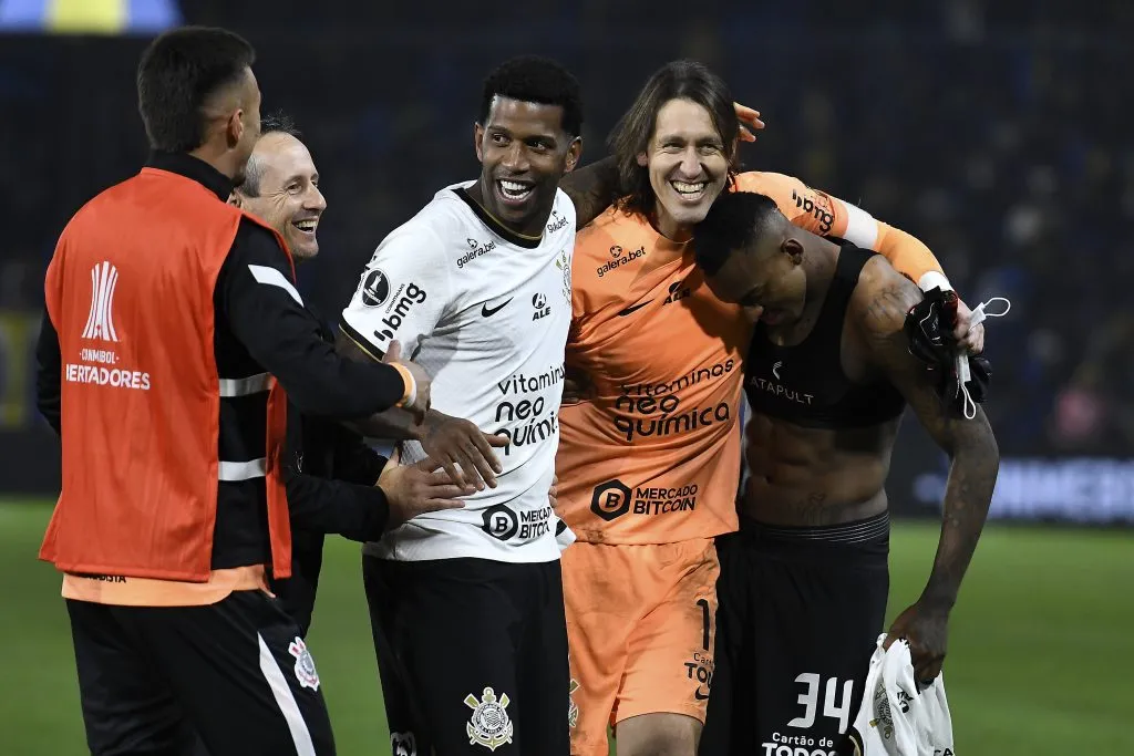 BUENOS AIRES, ARGENTINA – JULHO 05: Gil (C) O goleiro Cassio (2R) e Raul Gustavo, do Corinthians, comemoram com os membros da comissão técnica a vitória após a disputa de pênaltis durante a partida de volta das oitavas de final da Copa Libertadores entre Boca Juniors e Corinthians, no Estádio Alberto J. Armando, em 05 de julho de 2022, em Buenos Aires, Argentina. (Foto: Marcelo Endelli/Getty Images)